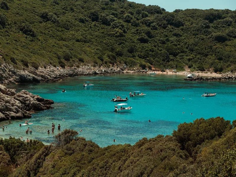 Paseo en barco por calas y playas ocultas de la costa jónica albanesa