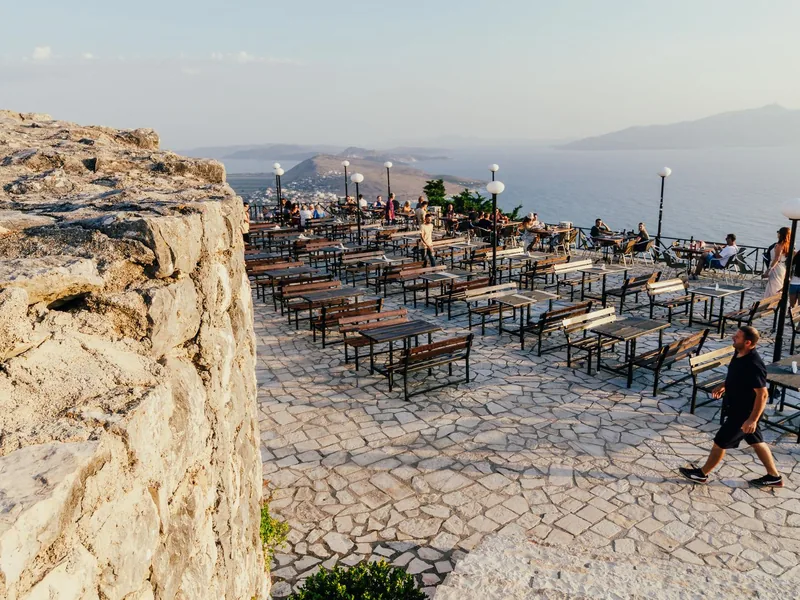 Castillo de Lëkurësi sobre Saranda al atardecer