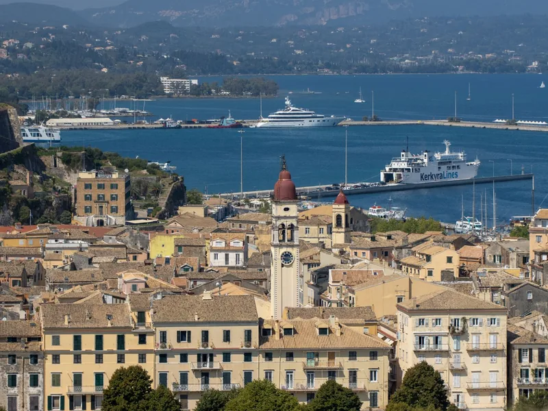 Ciudad de Corfú, a 30 minutos en ferry desde Saranda