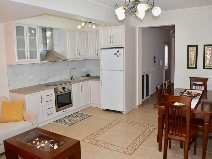 Apartamento de un dormitorio con balcón y vistas al mar en Elena Hotel, Saranda