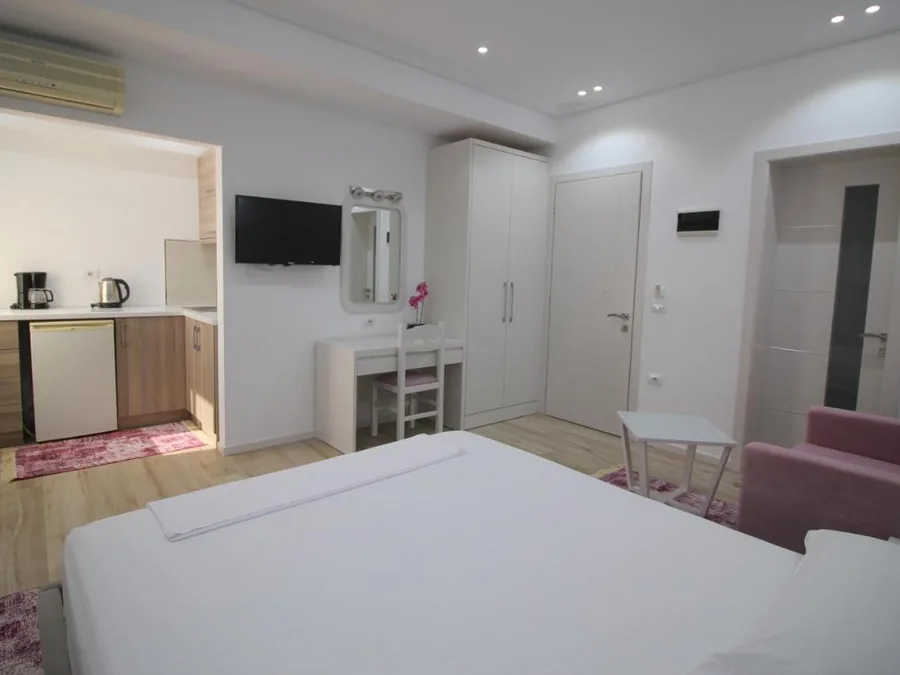Apartamento con vistas al mar y zona de cocina en Elena Hotel, Saranda