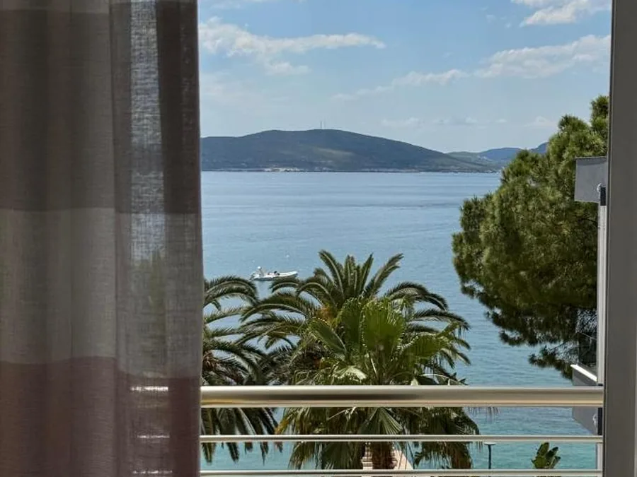 Balcón de una unidad del Elena Hotel con vista al mar Jónico en Saranda