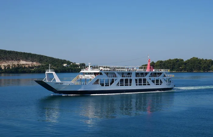 Ferry entre Corfú y Saranda cruzando el mar Jónico