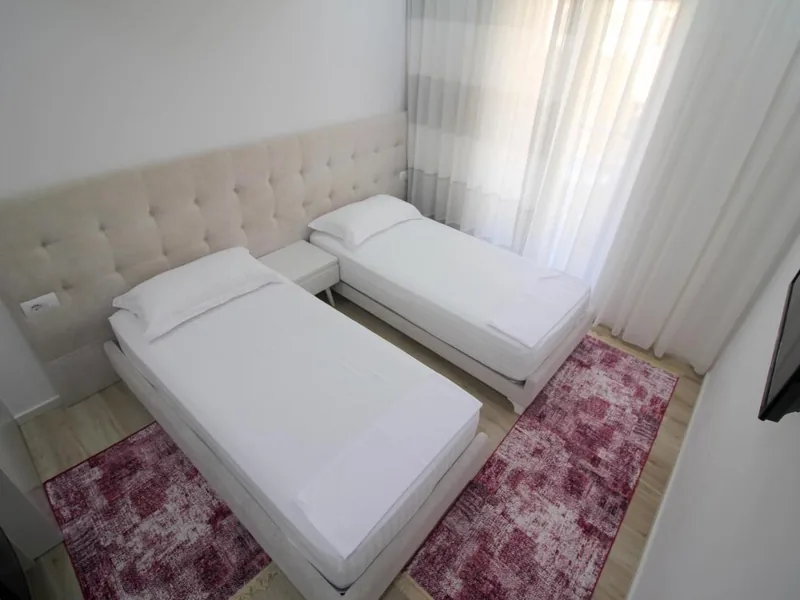 Habitación doble con balcón y dos camas individuales en Elena Hotel, Saranda