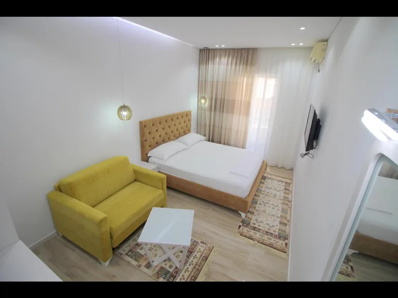 Habitación triple con vistas a la ciudad y sofá cama en Elena Hotel, Saranda